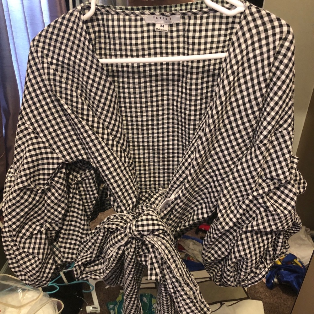 Black/white cross in front top